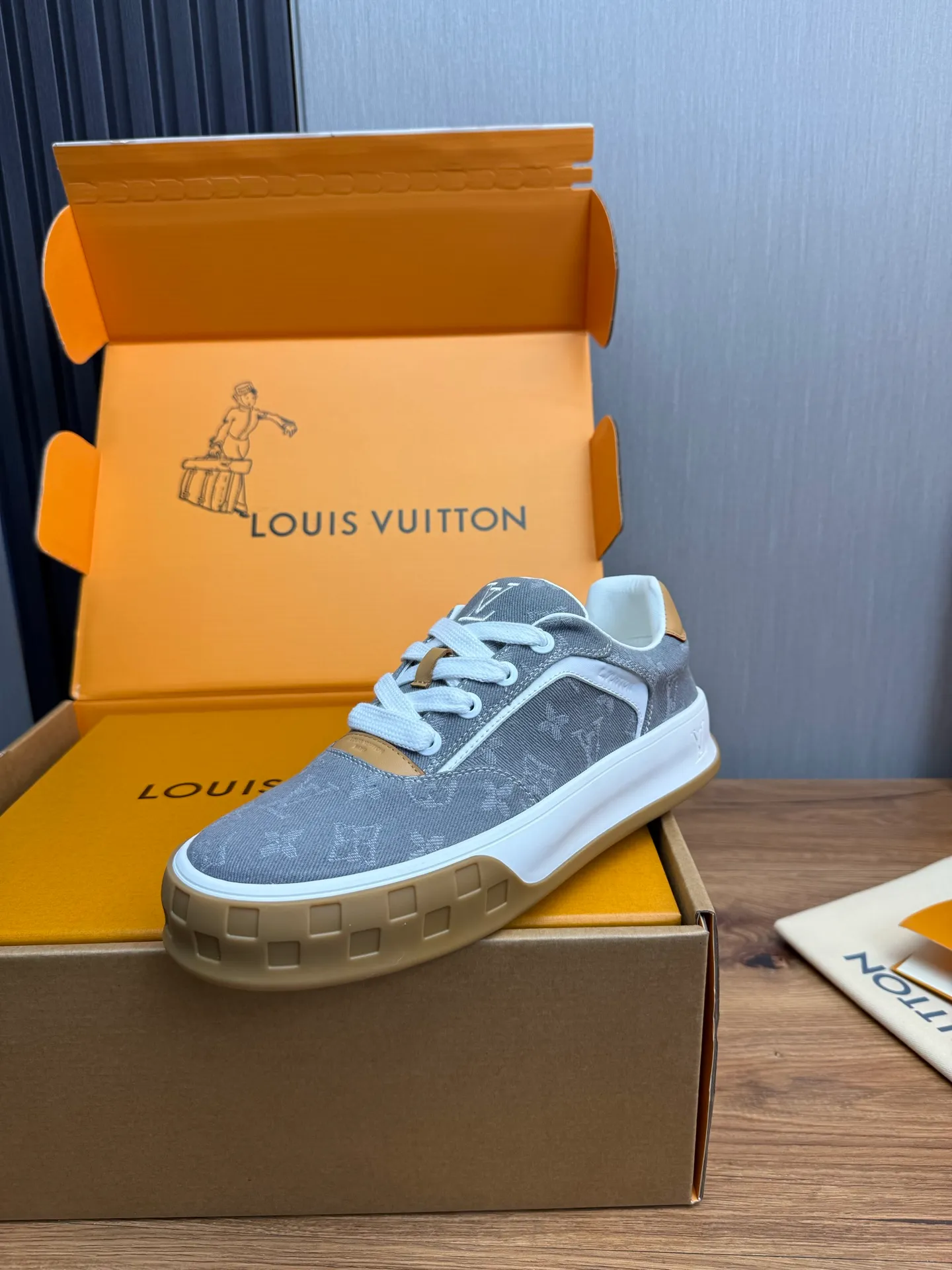 Men's shoes 620💰 Lv. Top purchasing agent🇮🇹 Louis Vuitton, sports sneakers counter synchronization, uppers imported from Italy, high-quality splicing and complex handicrafts, imported mesh pads are soft and comfortable, soles: original factory special soles, TPU exclusive movable molded soles super comfortable, original factory single goods, 🔍🔍high quality, you can enter and exit the counter at will, welcome to compare, code number 38-44 (customized 38.45)